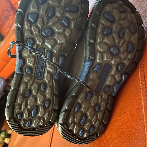 Like new kids hiking boots. In excellent condition. Worn once. - Picture 3 of 4